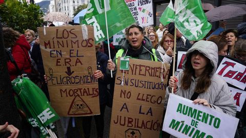 Concentraci�n de trabajadores de ERA frente a la Junta General, convocada por el Comit� de Empresa de Establecimientos Residenciales para Ancianos de Asturias (ERA), para reclamar el pago de un complemento de peligrosidad y que se haga efectiva la subida de m�nimos de plantilla