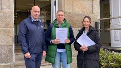 Los concejales del PP de Betanzos Eduardo Rodr�guez Teijo, Cecilia V�zquez Su�rez y Araceli Lopez Cotos