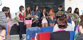 Los alumnos del colegio As Forcadas, autores del libro, durante un momento de la presentaci�n en Corme.