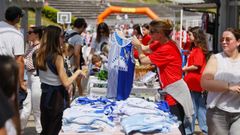 El buen tiempo anim� a participar ayer en A Coru�a en el mercado solidario.