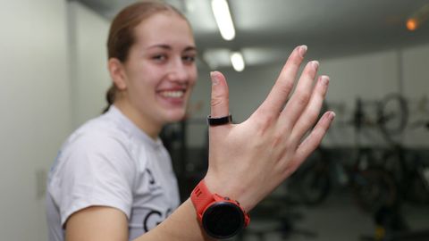 Una  de las triatletas del equipo de tecnificaci�n muestra el bioanillo con el que entrenan