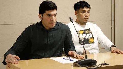 Víctor Delgado Olguín, a la izquierda, junto a su hermano Michael, durante la tercera sesión del juicio en el que están acusados del asesinato del dominicano Gregory Furcal en Santiago