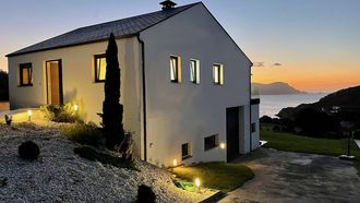 Vivienda de C�ltigos, con el mar al fondo, que se alquila a trav�s de la empresa The Cliffs of Loiba
