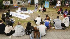 Los alumnos realizaron las exposiciones en un espacio exterior del centro
