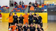 Las burelistas posan al final del partido con el grupo de aficionados naranjas que se desplaz a Catalua al fondo