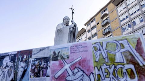 Mensajes de apoyo al papa frente a la estatua de Juan Pablo II.