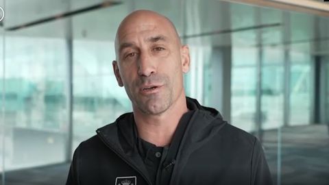 Luis Rubiales se disculpa por el beso a Jenni Hermoso