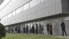 Cola para vacunarse en el Hospital de Oza, en A Coru�a