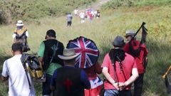 Asistentes del bando de los defensores caminando hacia la batalla en el monte de Bri�n.