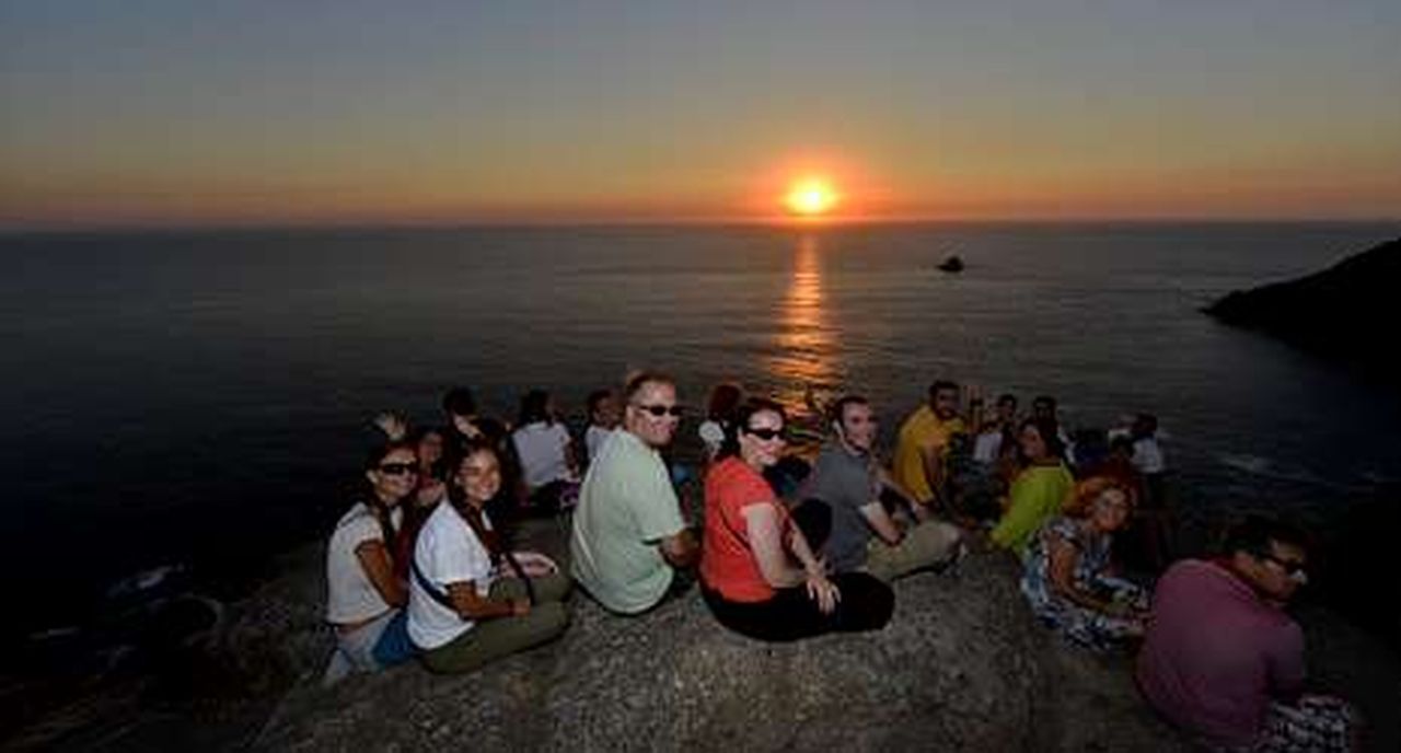 la-puesta-de-sol-en-el-cabo-fisterra-un-atractivo-diario