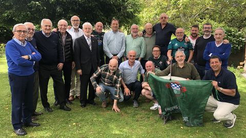 Foto de familia de los participantes en el acto con los dos homejeados