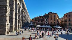 Segovia. Junto al acueducto conviven las losetas con los adoquines