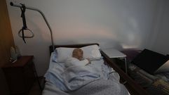 Jos� Mar�a Ratoeira, vecino de Mondo�edo encamado por un ictus y con una orden de desahucio de la Sareb 
