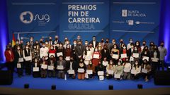 Los galardonados con el Premio de fin de carrera de la Xunta, junto al conselleiro Rom�n Rodr�guez, en el acto celebrado este martes en Santiago