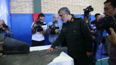 El general Ali Hajizade muestra los restos del supuesto dron estadounidense