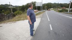 Antonio, una de las personas que auxili� al fallecido, se�alando el lugar del accidente