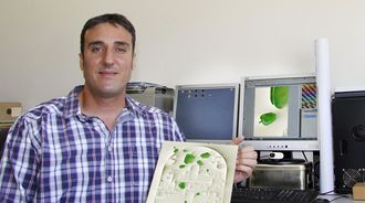 Rub�n Lucas posa con el cartel que hizo para la Festa do Pemento de Arnoia