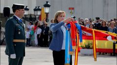  La delegada del Gobierno en Asturias, Delia Losa (d), ha impuesto esta s�bado a la bandera de la Comandancia de la Guardia Civil de Oviedo la corbata de la Orden del M�rito Civil, �en reconocimiento a los servicios prestados en Asturias�. La condecoraci�n ha sido impuesta con motivo de la festividad de la patrona de la Guardia Civil, la Virgen del Pilar, aprovechando el acto institucional en el Cuartel del Rub�n. 