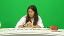 La periodista Laura Miyara no parece haber disfrutado demasiado de catar un aj picante.
