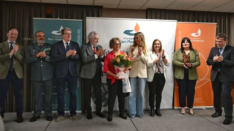 Fabiola Garc&iacute;a y otras autoridades aplauden a una de las trabajadoras jubiladas de la Fundaci&oacute;n San Rosendo en el acto celebrado en Laias (Cenlle).