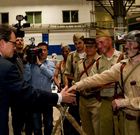 <span lang= es-es >Con los dos bandos</span>. Mas saluda a personajes caracterizados como soldados de la Guerra Civil en el sal�n del c�mic de Barcelona.