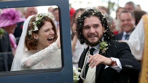 Rose Leslie y Kit Harington, ya convertidos en marido y mujer. 