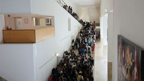 Jóvenes accediendo a la Facultade de Ciencias da Comunicación en Santiago