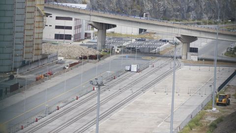 En la foto, la explanada del puerto exterior de Ferrol donde se aparcar�n los coches de SAIC antes de partir en camiones hacia los concesionarios