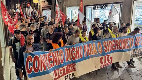 Manifestación por las calles del Ourense de trabajadores del sector siderometal