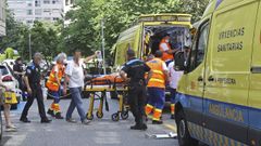 Los servicios de emergencias trasladan a la mujer al hospital Montecelo