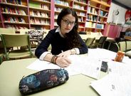 Luc�a Santos, una ma�ana en la biblioteca del instituto Francisco Asorey de Cambados.