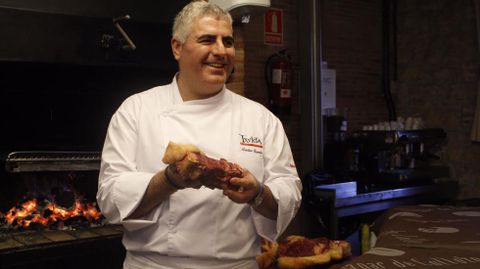 El cocinero Ander Esarte en una parrilla asturiana.El cocinero Ander Esarte en una parrilla asturiana