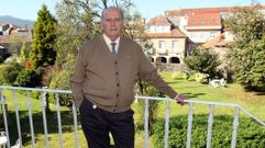 Bernardo L�pez Abad�n, en el jard�n de la casa que restaur� en el coraz�n de Pontevedra. 