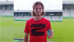 Bernard, portero del Racing, posa con su carn� que lo acredita como el socio 7.000