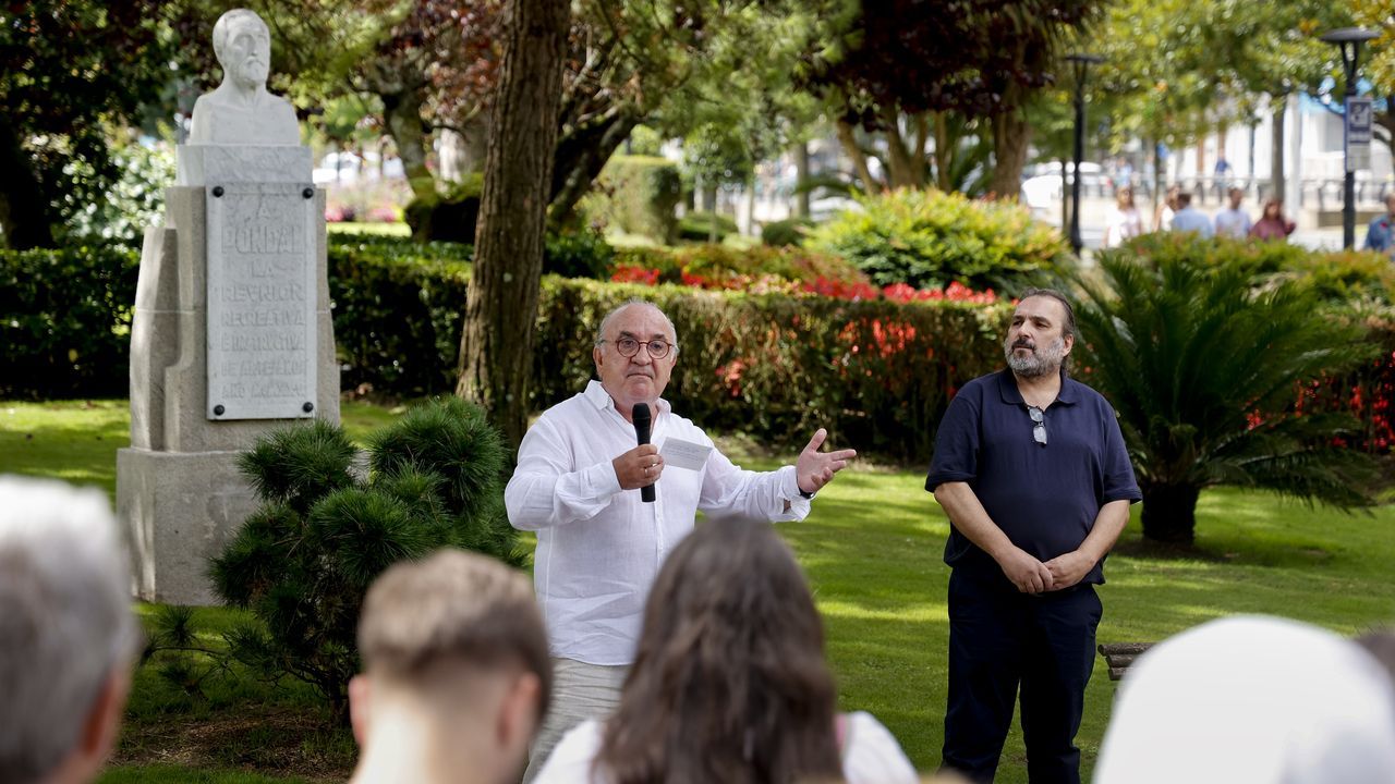 Flores y música en la celebración del centenario del busto de Pondal en A Coruña