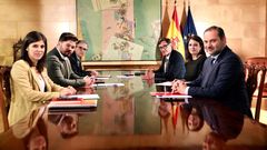 De izquierda a derecha, Marta Vilalta, secretaria general adjunta de ERC; Gabriel Rufián, portavoz en el Congreso; Josep Maria Jové, presidente del Consell Nacional de Esquerra; Salvador Illa, secretario de organización del PSC; Adriana Lastra, portavoz parlamentaria; y José Luis Ábalos, secretario de organización del PSOE
