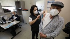 Siguen las vacunas en el centro de salud de Viveiro para los mayores de 80 a�os