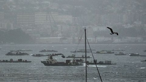 Un barco opera en la r&iacute;a de Vigo pese al temporal