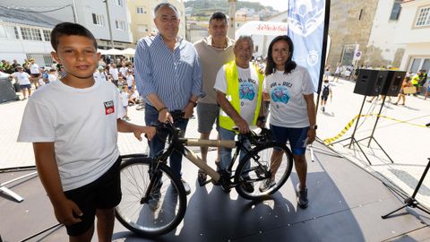 Jos Antonio Pazos Vzquez, de A Laracha (1953), se llev la tan deseada bicicleta. Fue Mateo, un nio de Cain, el que quit la papeleta premiada
