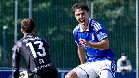 Jaime Coballes celebra el 1-0 del Vetusta ante el Rayo Cantabria