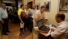 Los accionistas ya acudieron a la junta y hoy llegar� el turno del p�blico en general.