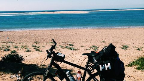 La bicicleta de Nicolás Merino en una Playa de Tánger, Marruecos.La bicicleta de Nicolás Merino en una Playa de Tánger, Marruecos