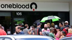 Colas para donar sangre en Orlando.