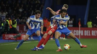 Lucas Noubi, imponi�ndose a Sorloth en un duelo defensivo en el D�por-Atl�tico de enero
