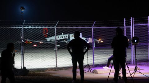 Avin en el que viajaban los dos lderes del cartel de Sinaloa, siendo custodiado en el aeropuerto privado de Santa Teresa, Nuevo Mxico, donde fueron detenidos
