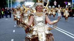 Desfile de comparsas en el Carnaval de Vigo por el centro de la ciudad
