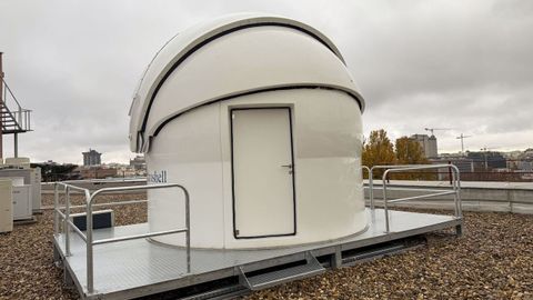 El nuevo telescopio ubicado en la azotea de una estaci�n del CSIC.