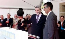 Guiti�n (derecha) y el alcalde de Monforte en la apertura de una feria del vino en Sober.