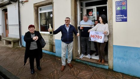 Los due�os del bar Quiniela de Zas festejaron el premio del sorteo del Ni�o