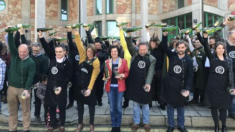 La la consejera de Desarrollo Rural y Recursos Naturales, Mar�a Jes�s �lvarez, durante la intervenci�n y el escanciado de sidra junto con alcaldes de la comarca y embajadores de la cultura sidrera